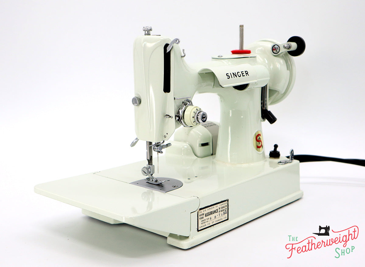 Singer Featherweight 221K Sewing Machine, WHITE EV958***