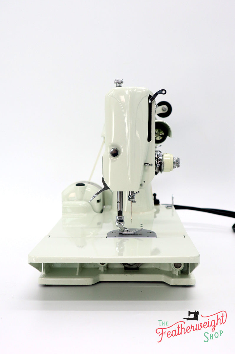 Singer Featherweight 221K Sewing Machine, WHITE EV958***