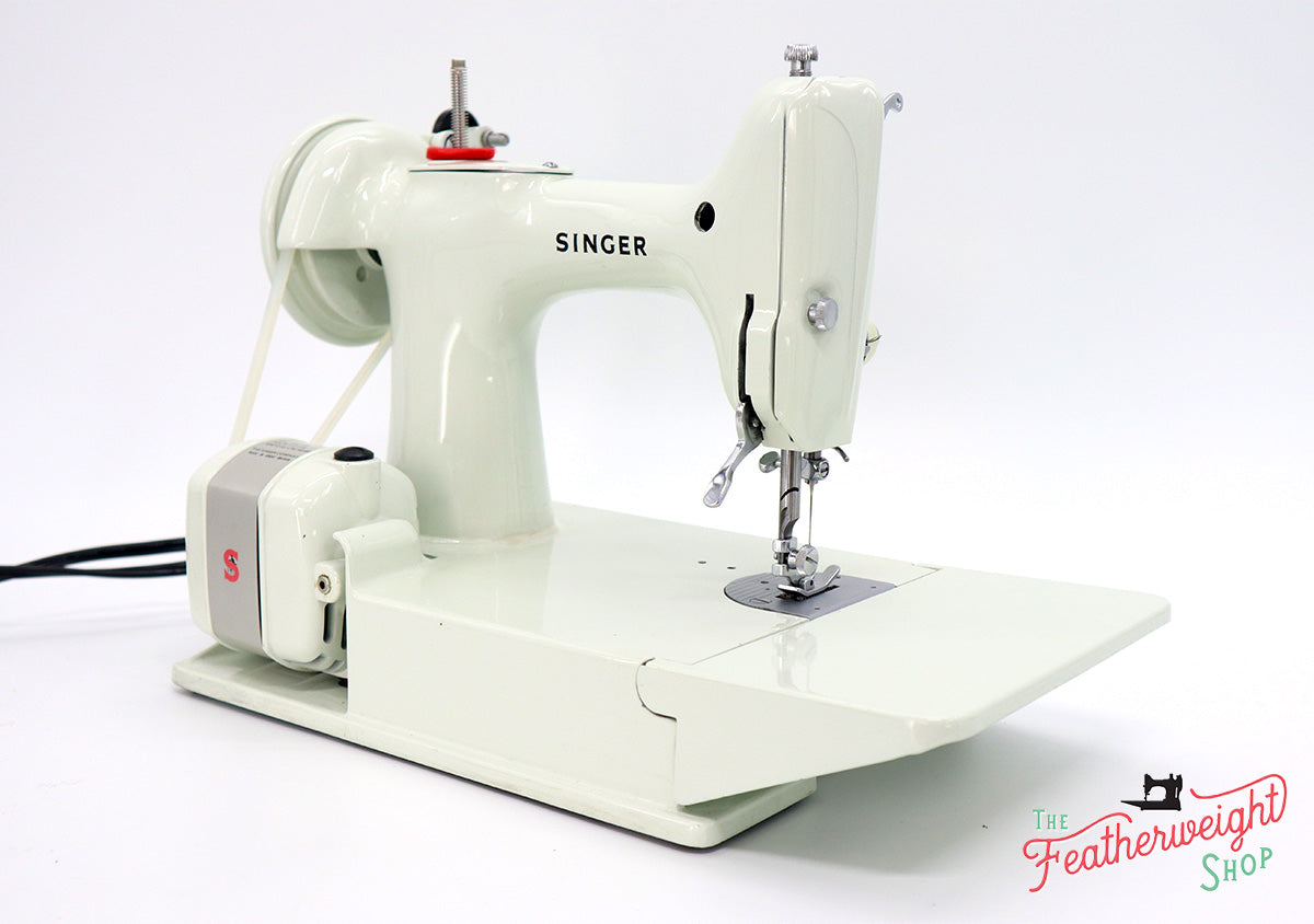 Singer Featherweight 221K Sewing Machine, WHITE EV958***