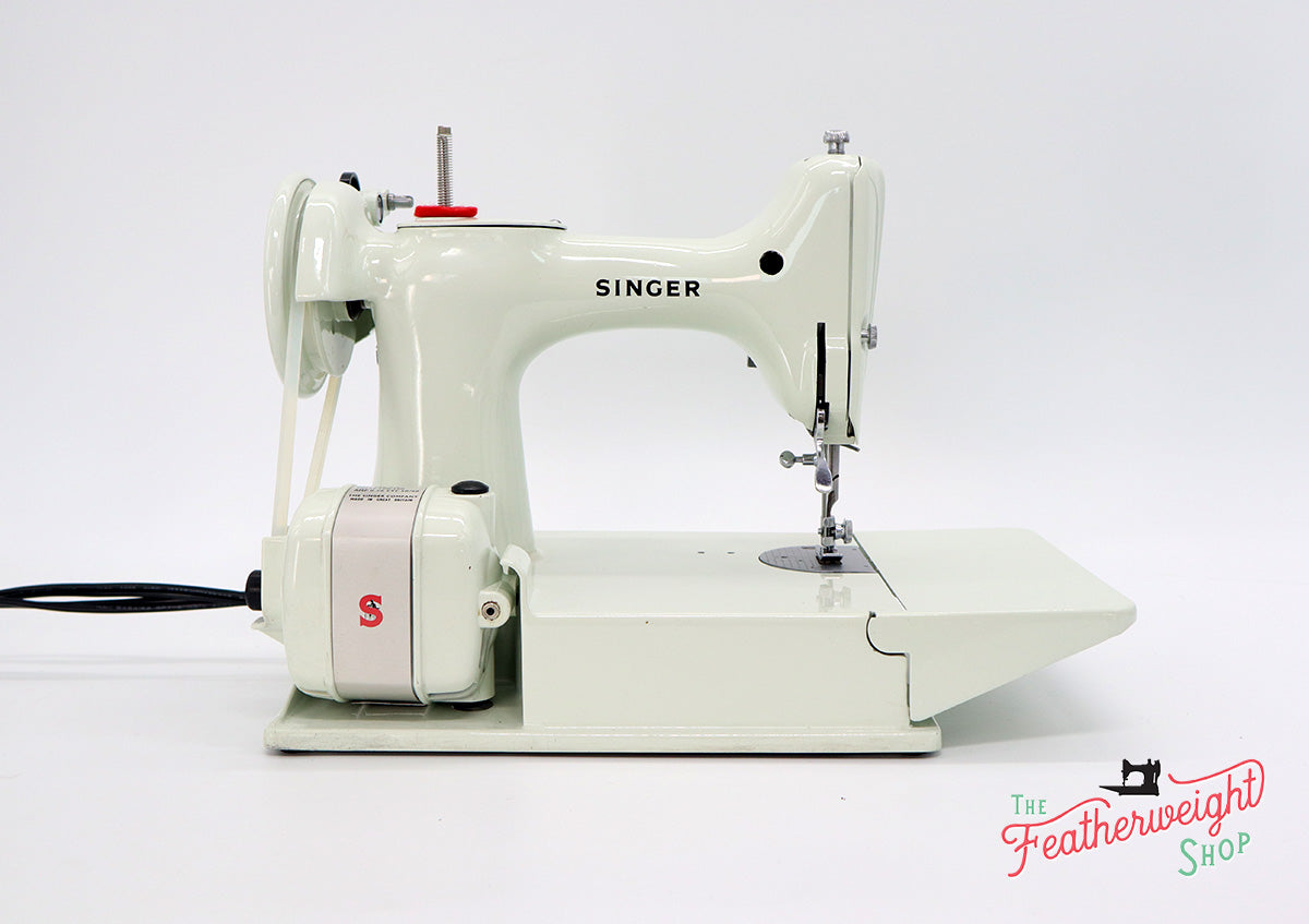 Singer Featherweight 221K Sewing Machine, WHITE EV958***