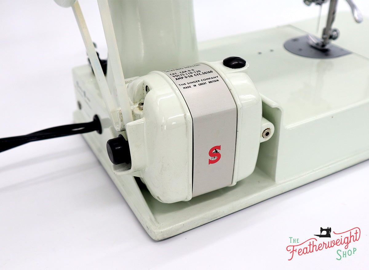 Singer Featherweight 221K Sewing Machine, WHITE EV958***