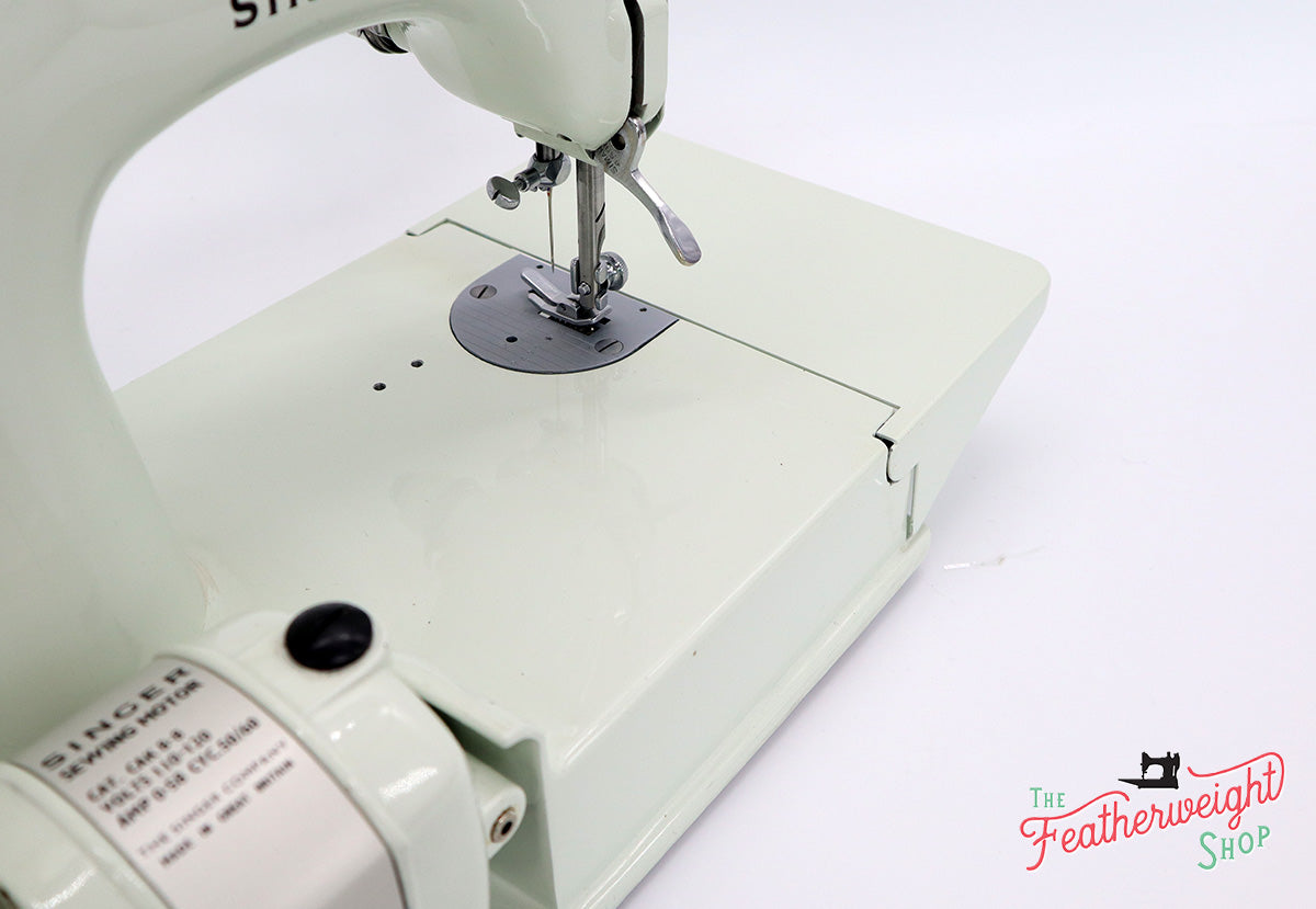 Singer Featherweight 221K Sewing Machine, WHITE EV958***