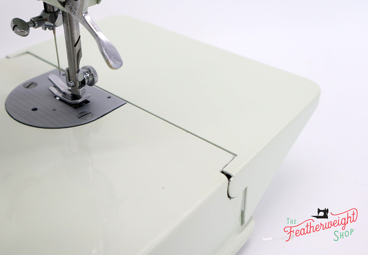 Singer Featherweight 221K Sewing Machine, WHITE EV958***