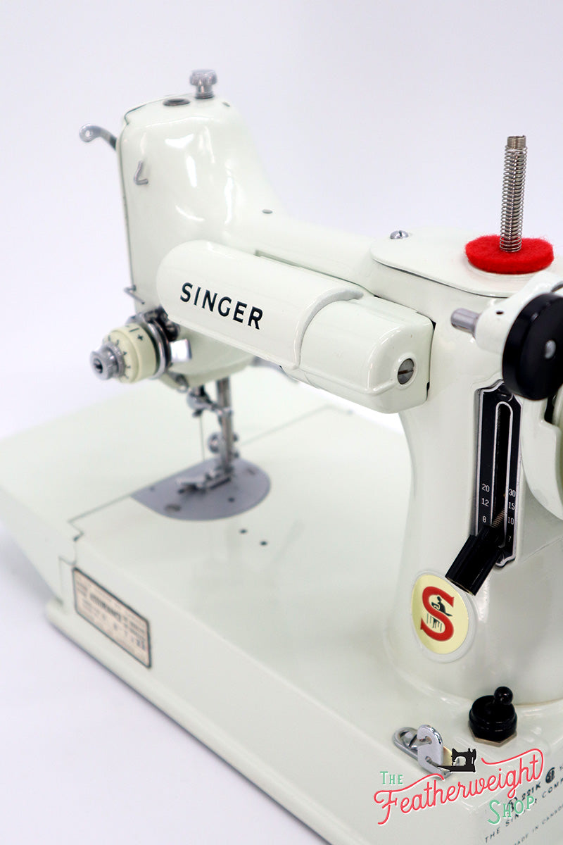 Singer Featherweight 221K Sewing Machine, WHITE EV958***