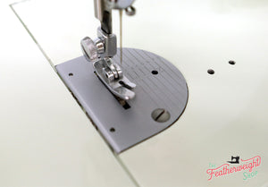 Singer Featherweight 221K Sewing Machine, WHITE EV958***