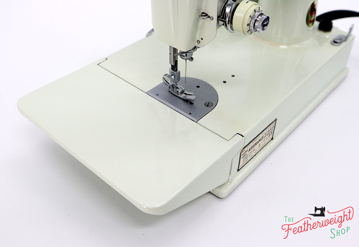 Singer Featherweight 221K Sewing Machine, WHITE EV958***