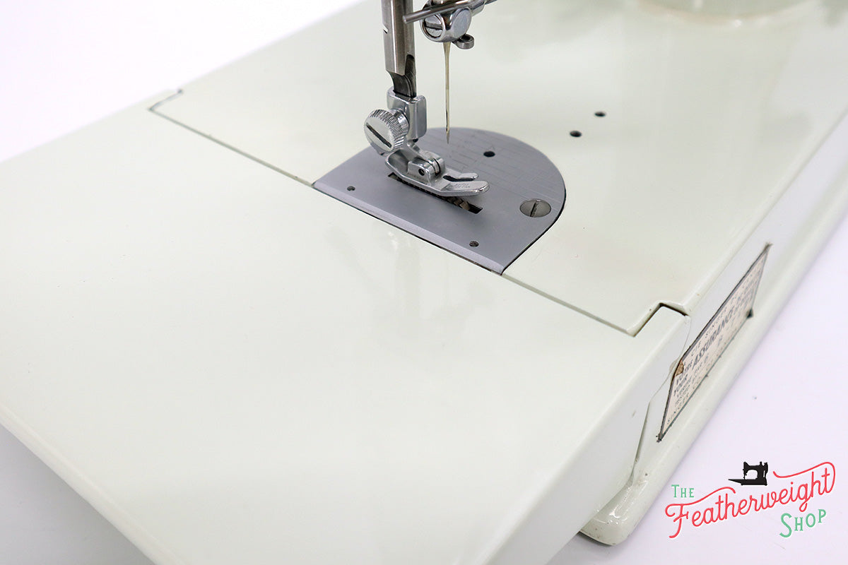 Singer Featherweight 221K Sewing Machine, WHITE EV958***