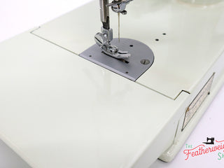Load image into Gallery viewer, Singer Featherweight 221K Sewing Machine, WHITE EV958***