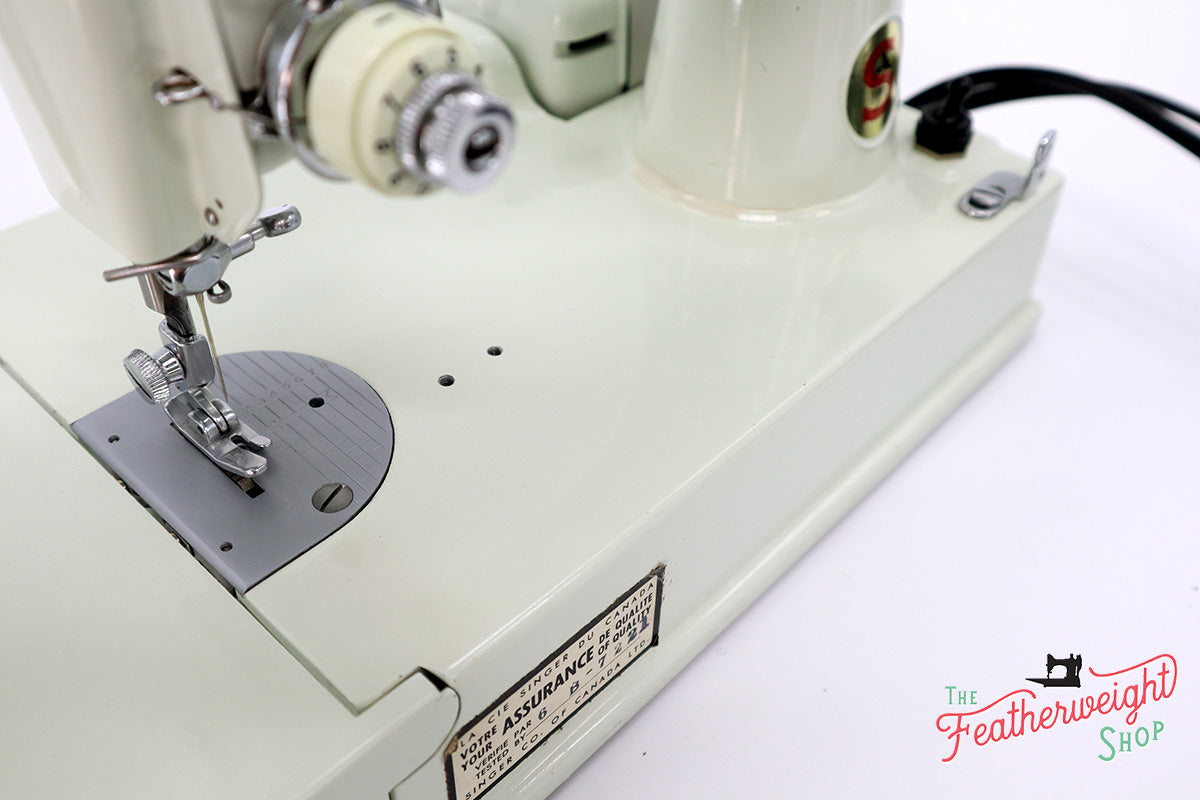 Singer Featherweight 221K Sewing Machine, WHITE EV958***