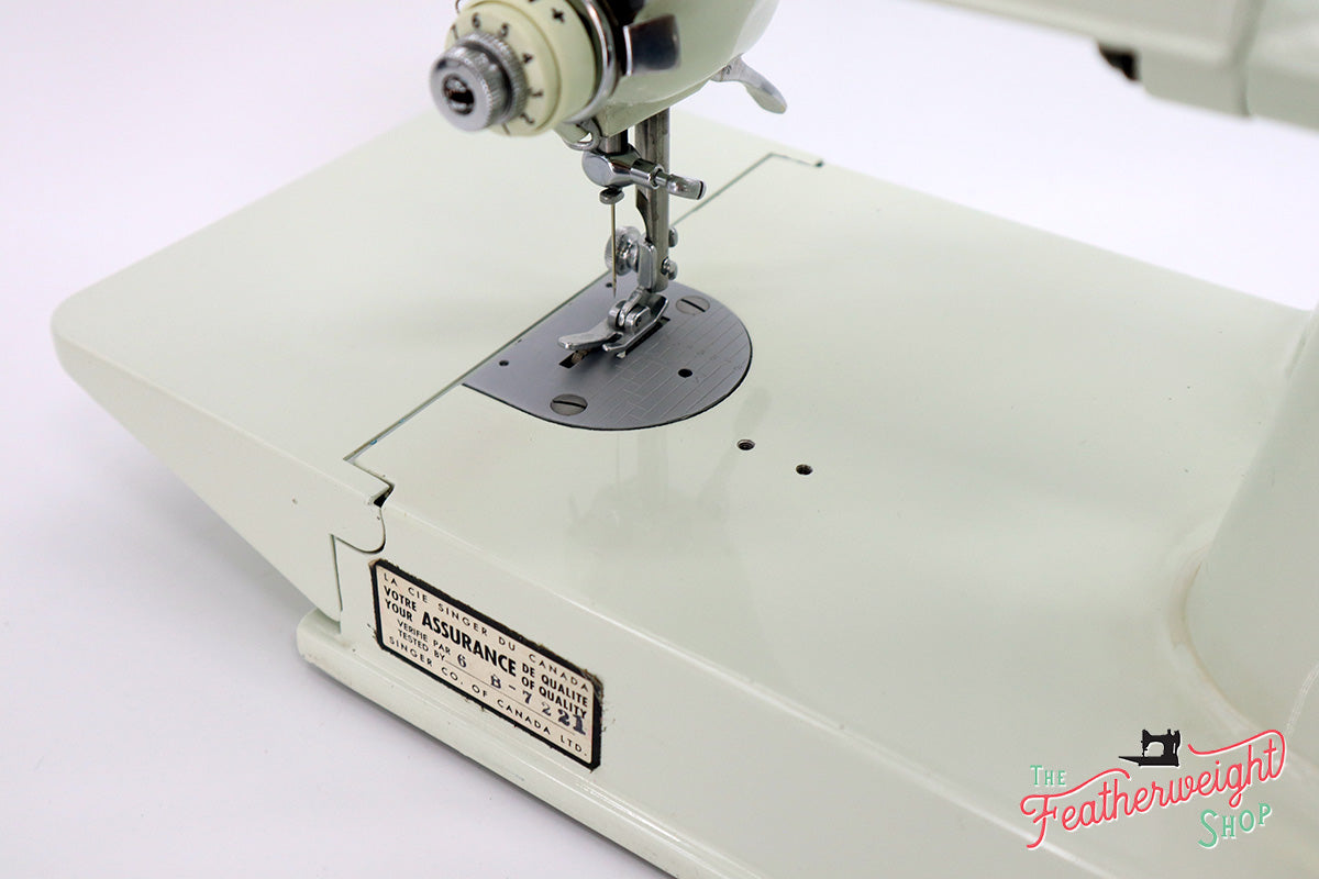 Singer Featherweight 221K Sewing Machine, WHITE EV958***