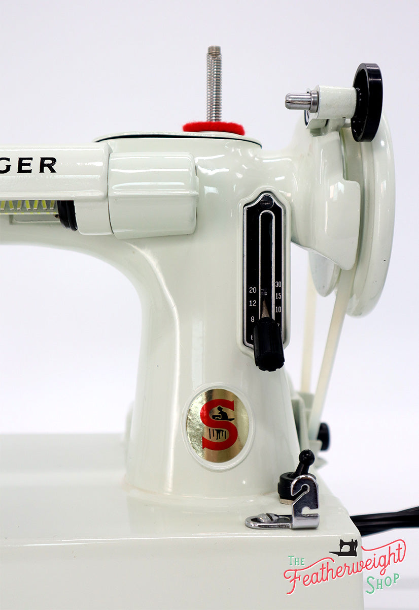 Singer Featherweight 221K Sewing Machine, WHITE EV958***