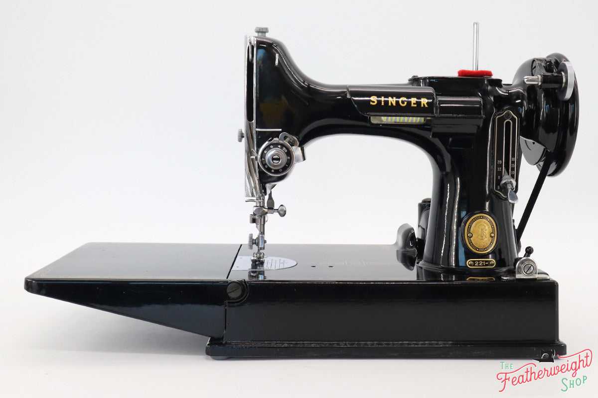 Singer Featherweight 221 Sewing Machine, AM172***