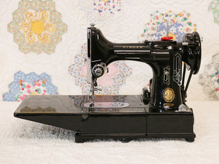 Load image into Gallery viewer, Singer Featherweight 222K Sewing Machine EN134***