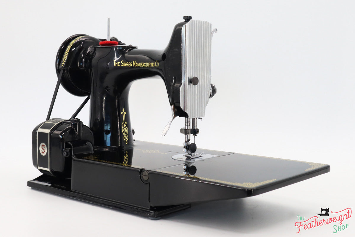 Singer Featherweight 221 Sewing Machine, AK620***