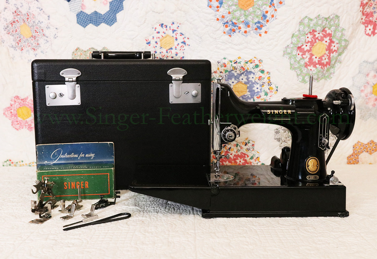 Singer Featherweight 221 Sewing Machine, AM186***