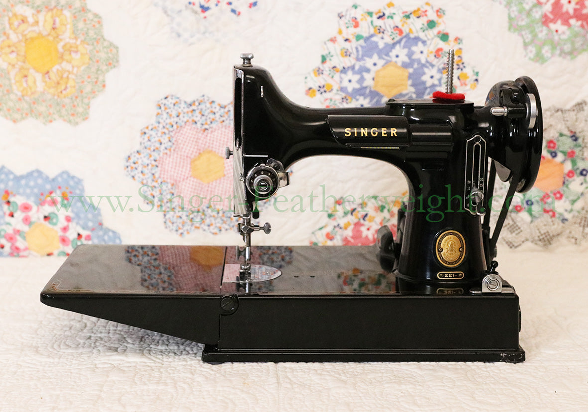 Singer Featherweight 221 Sewing Machine, AM186***