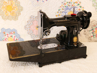 Load image into Gallery viewer, Singer Featherweight 222K Sewing Machine EN137***