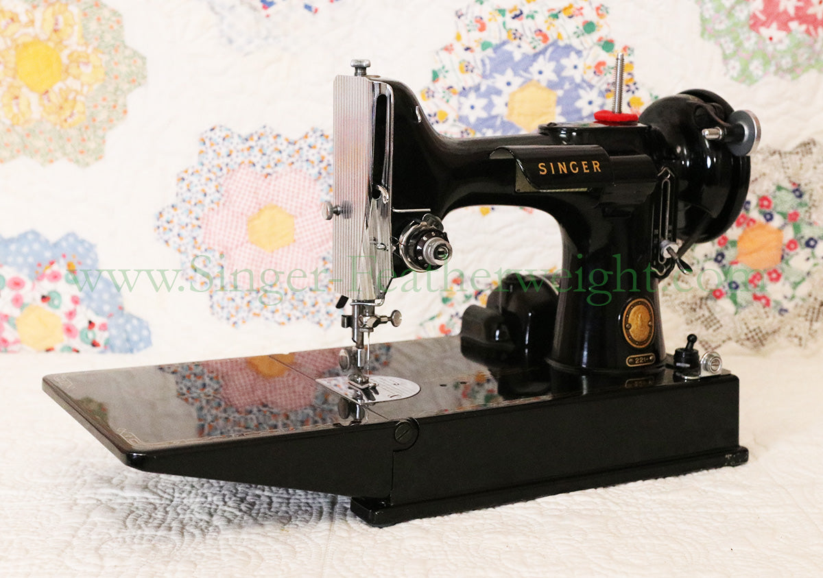 Singer Featherweight 221 Sewing Machine, AM186***