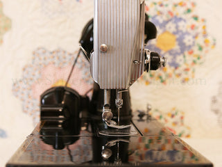 Load image into Gallery viewer, Singer Featherweight 222K Sewing Machine EN137***