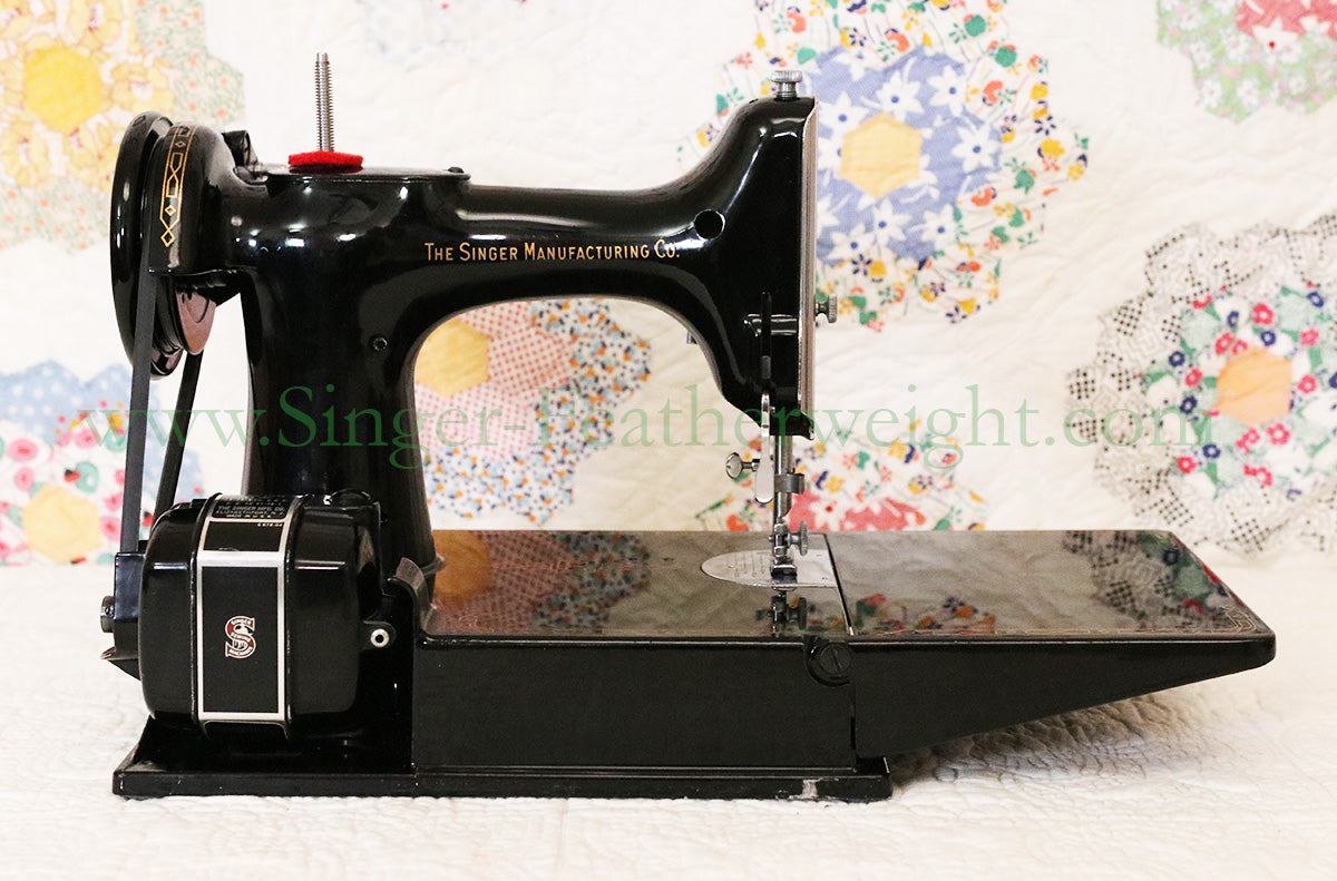 Singer Featherweight 221 Sewing Machine, AM186***