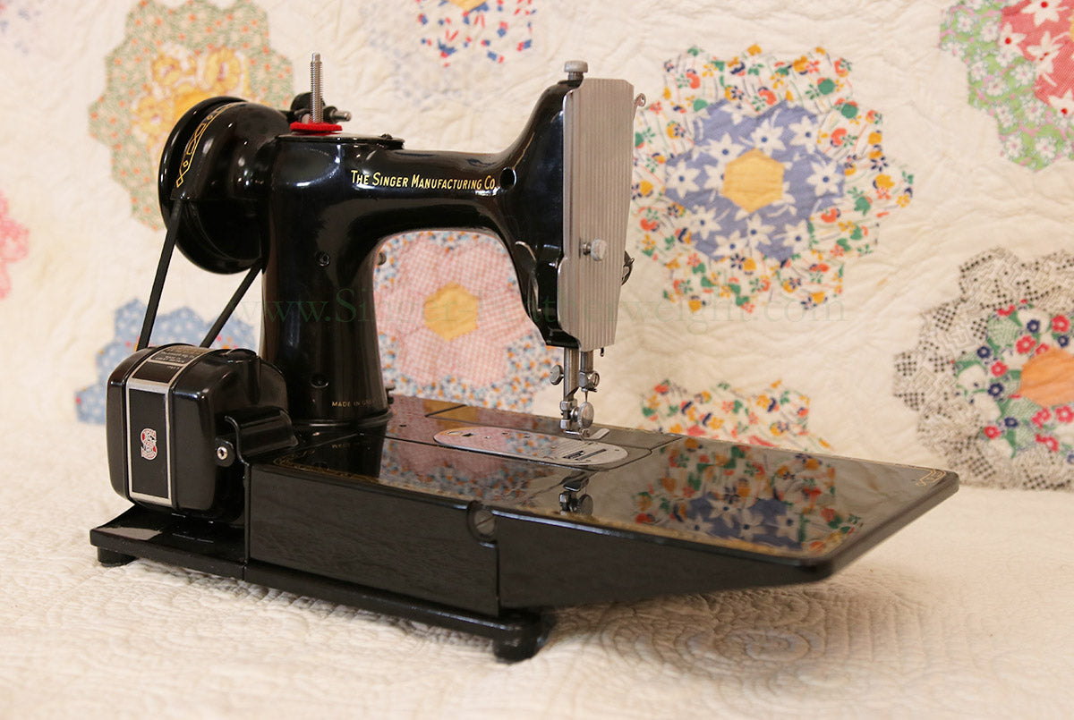 Singer Featherweight 222K Sewing Machine EN137***