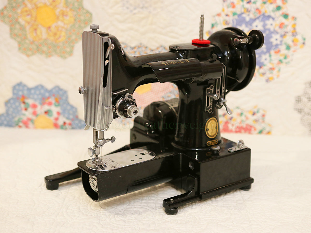 Singer Featherweight 222K Sewing Machine EN137***