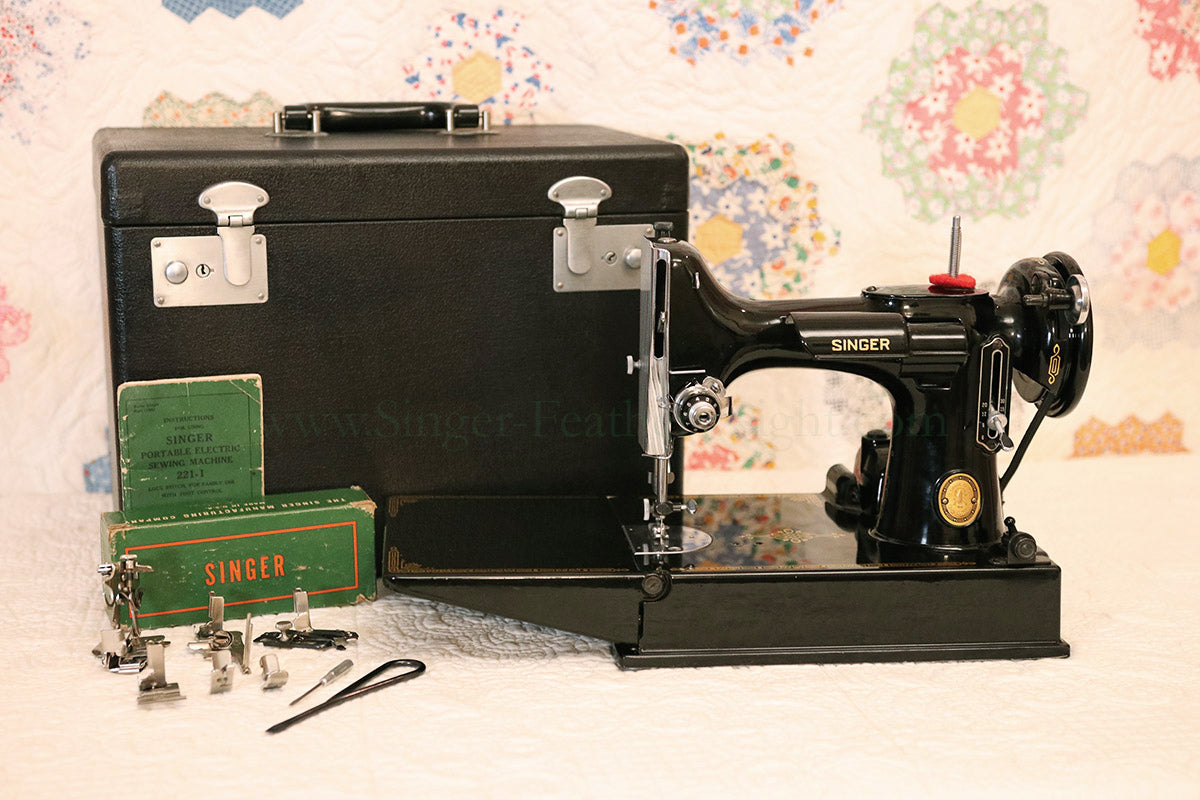 Singer Featherweight 221 Sewing Machine, AK765***