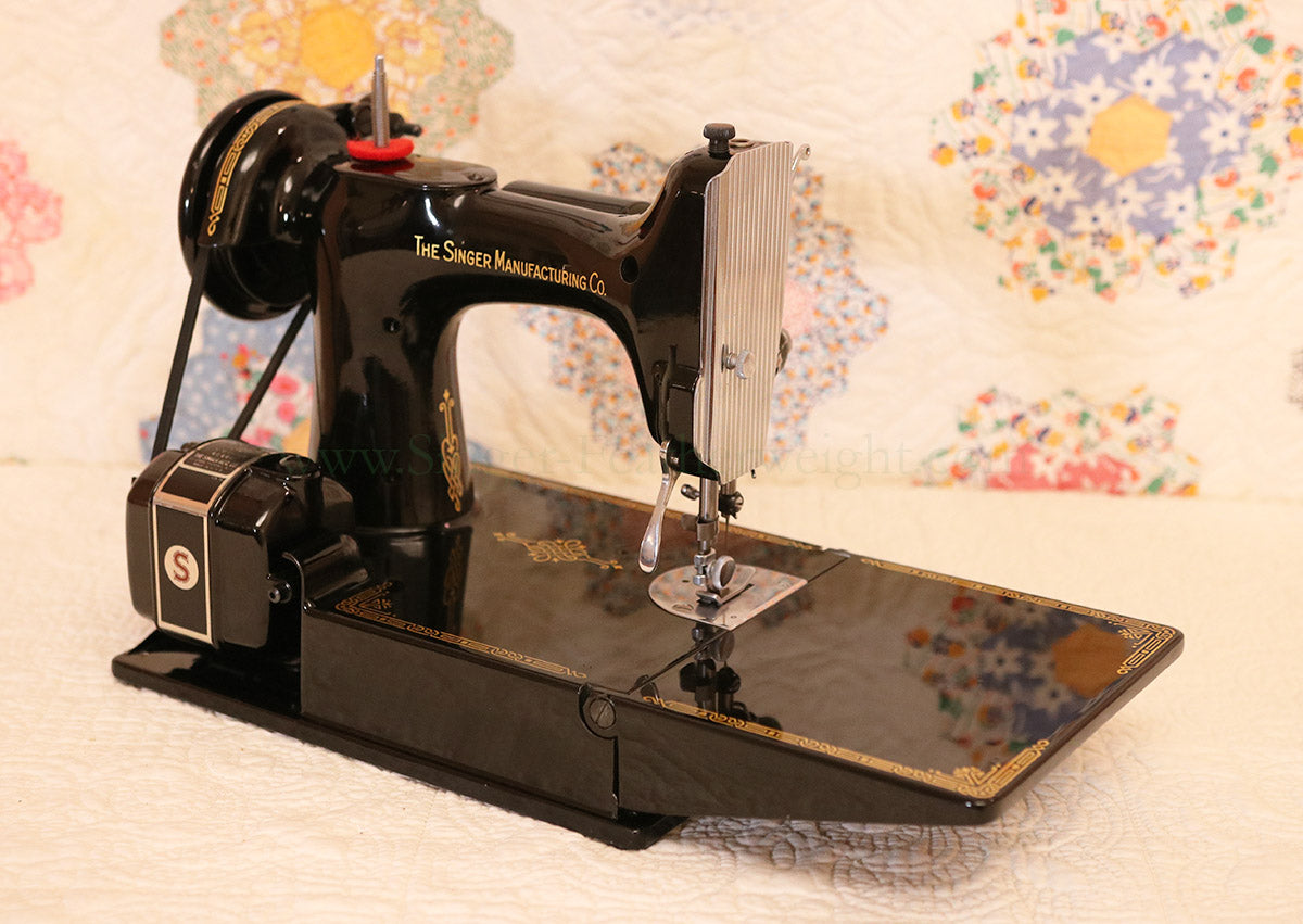 Singer Featherweight 221 Sewing Machine, AK765***