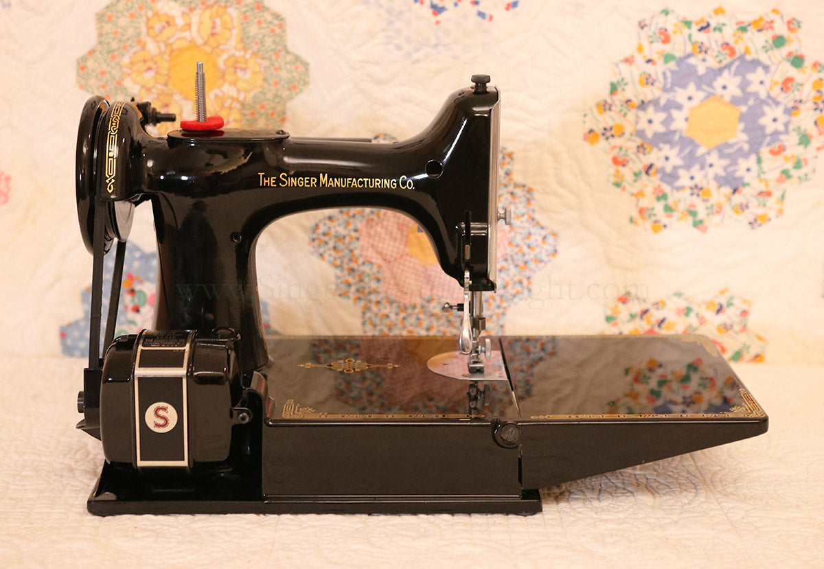 Singer Featherweight 221 Sewing Machine, AK765***