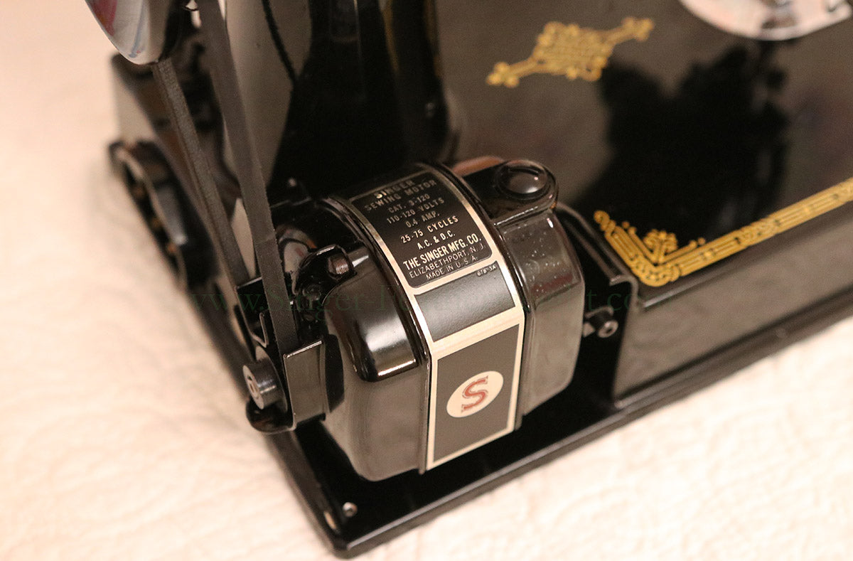 Singer Featherweight 221 Sewing Machine, AK765***