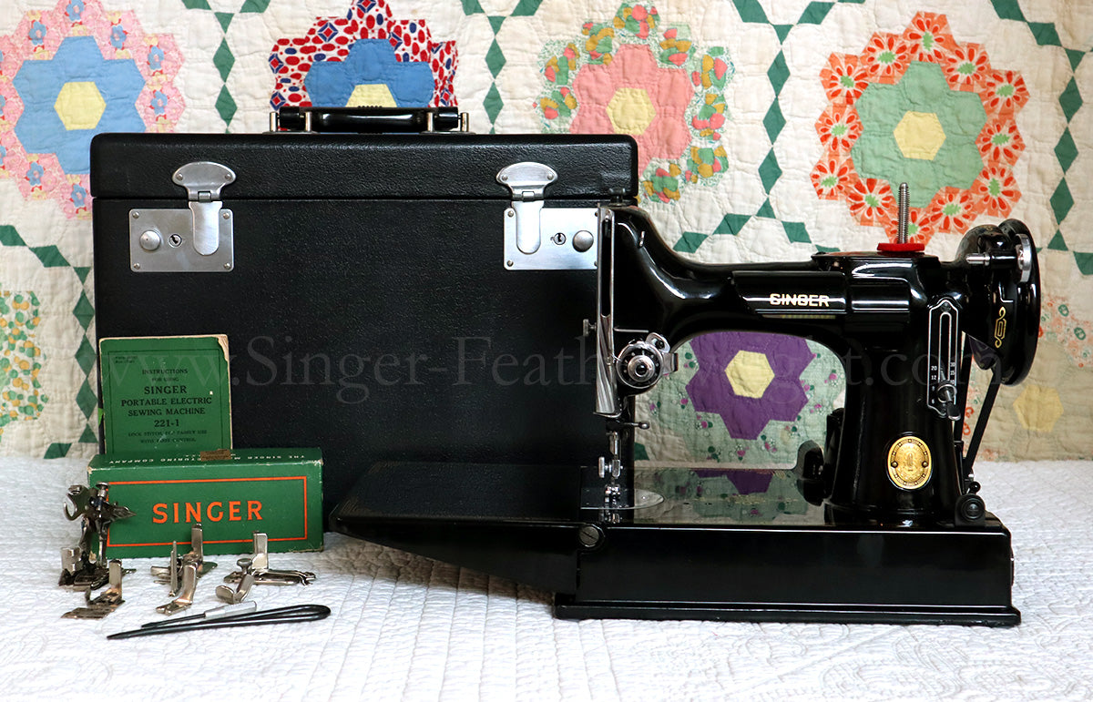 Singer Featherweight 221 Sewing Machine, AK993***