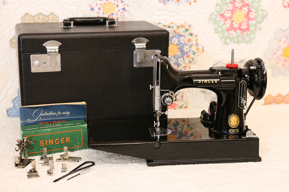 Singer Featherweight 221 Sewing Machine, AM150***