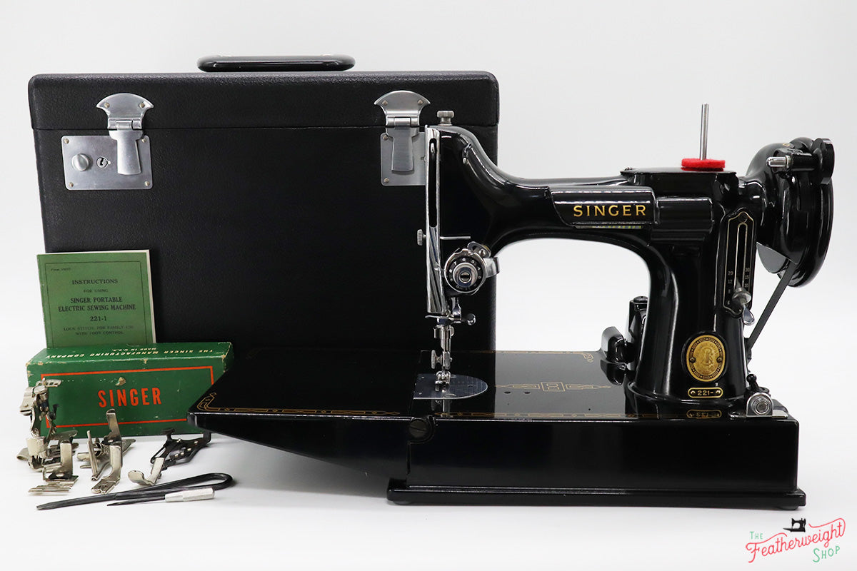 Singer Featherweight 221 Sewing Machine, AM774***