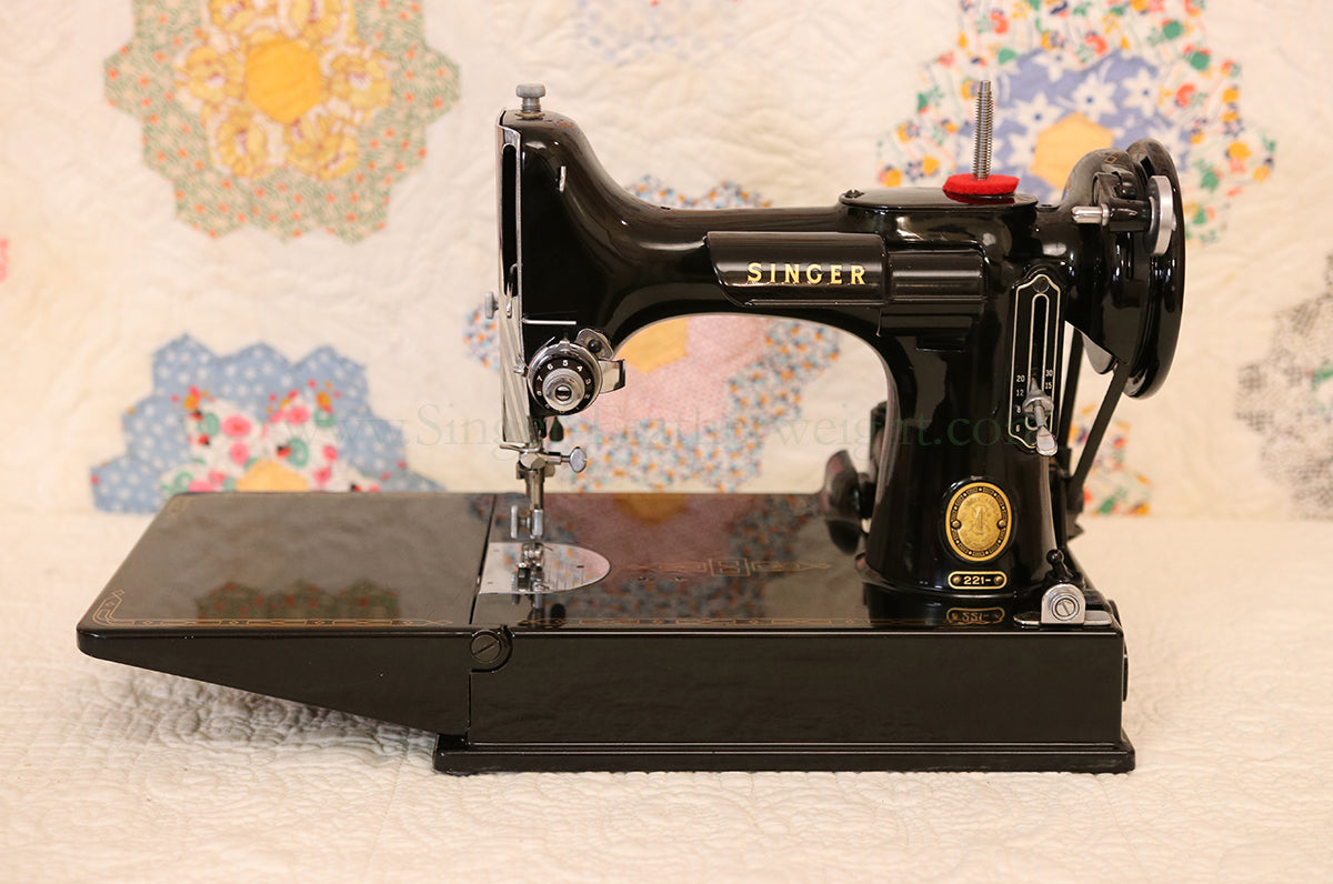 Singer Featherweight 221 Sewing Machine, AM150***