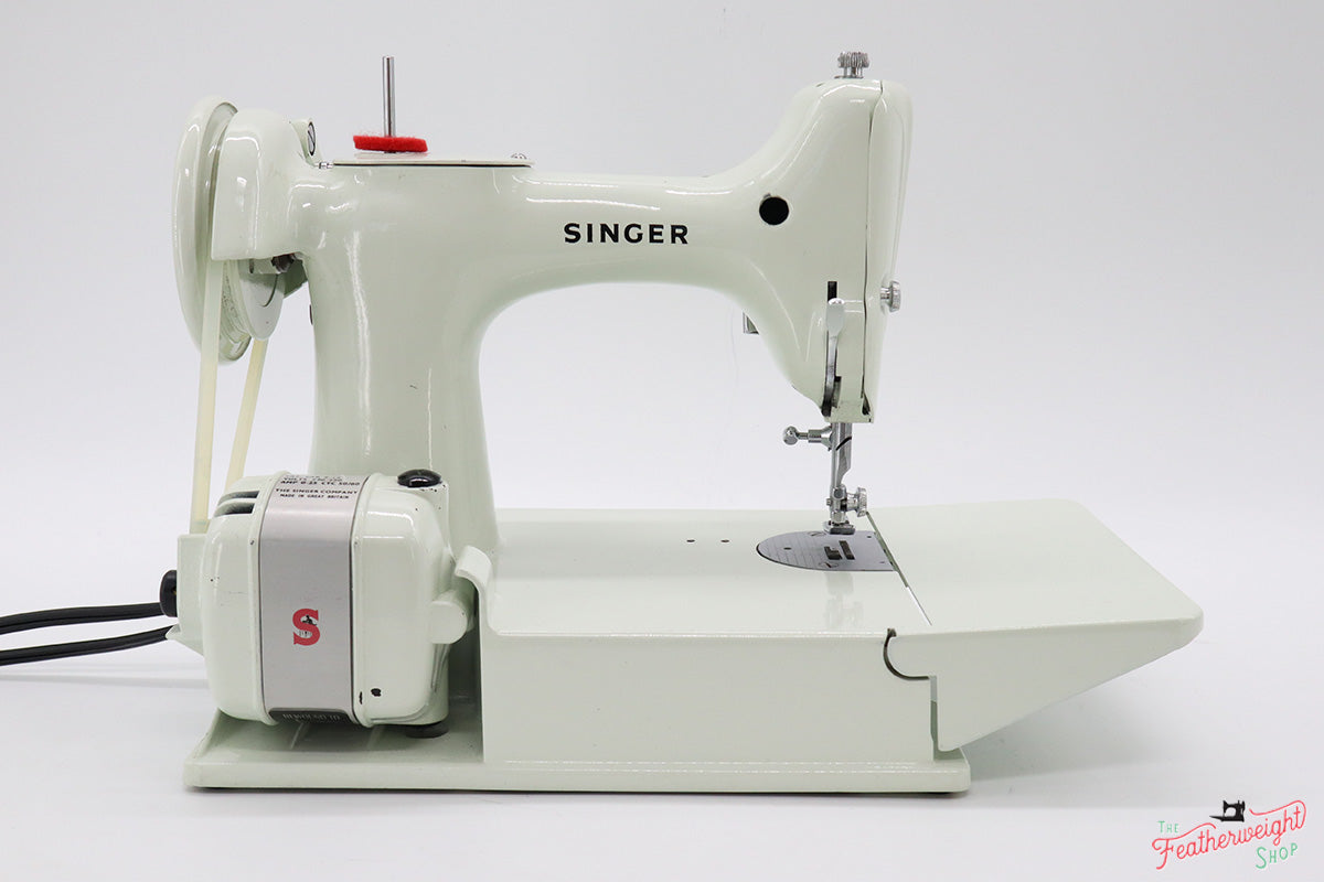 Singer Featherweight 221K Sewing Machine, British WHITE EY088***