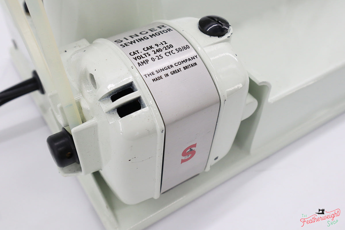 Singer Featherweight 221K Sewing Machine, British WHITE EY088***