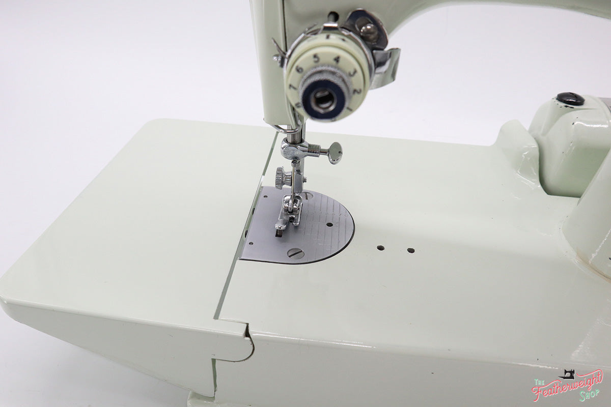 Singer Featherweight 221K Sewing Machine, British WHITE EY088***