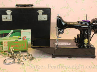Load image into Gallery viewer, Singer Featherweight 222K Sewing Machine