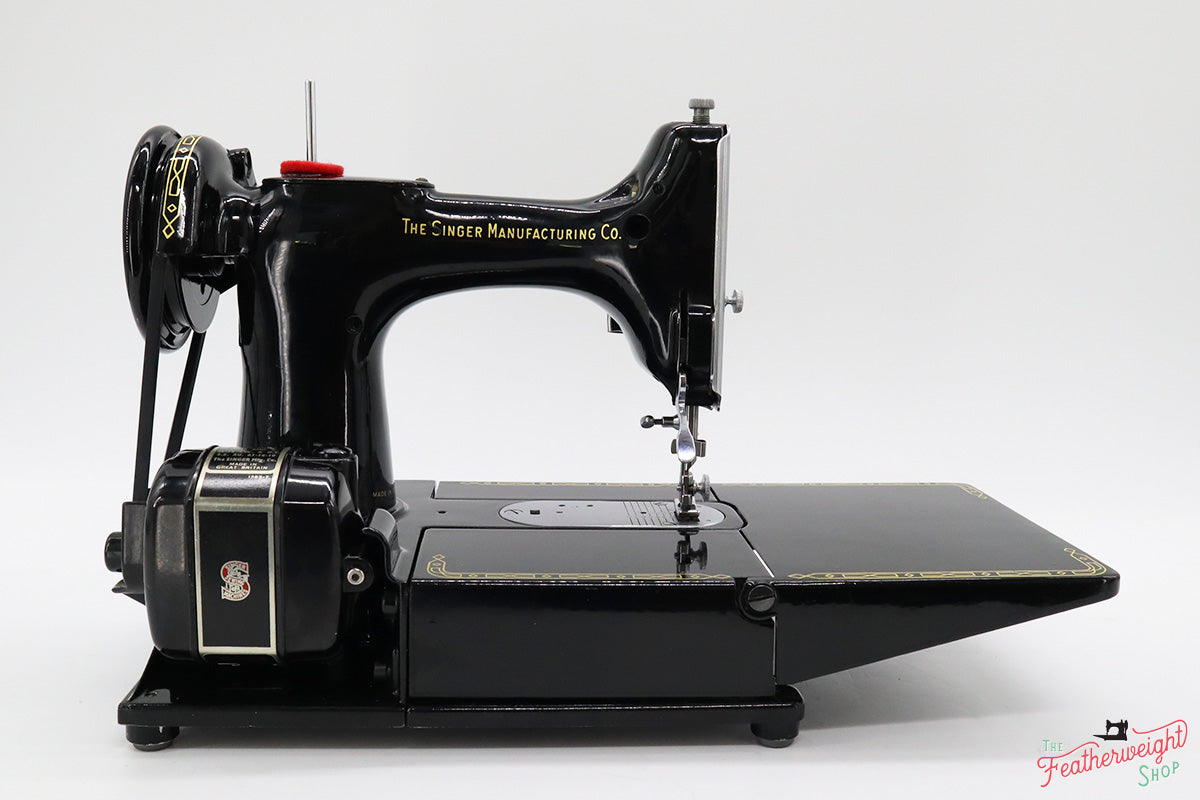 Singer Featherweight 222K Sewing Machine, RED "S" ES357***