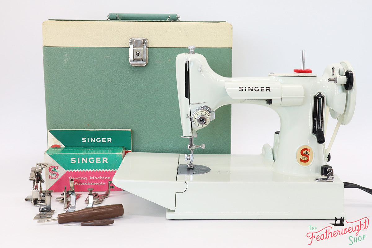 Singer Featherweight 221K Sewing Machine, WHITE EY844***