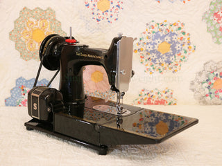 Load image into Gallery viewer, Singer Featherweight 222K Sewing Machine EP541***