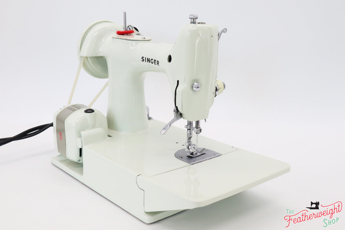 Singer Featherweight 221K Sewing Machine, WHITE EY844***