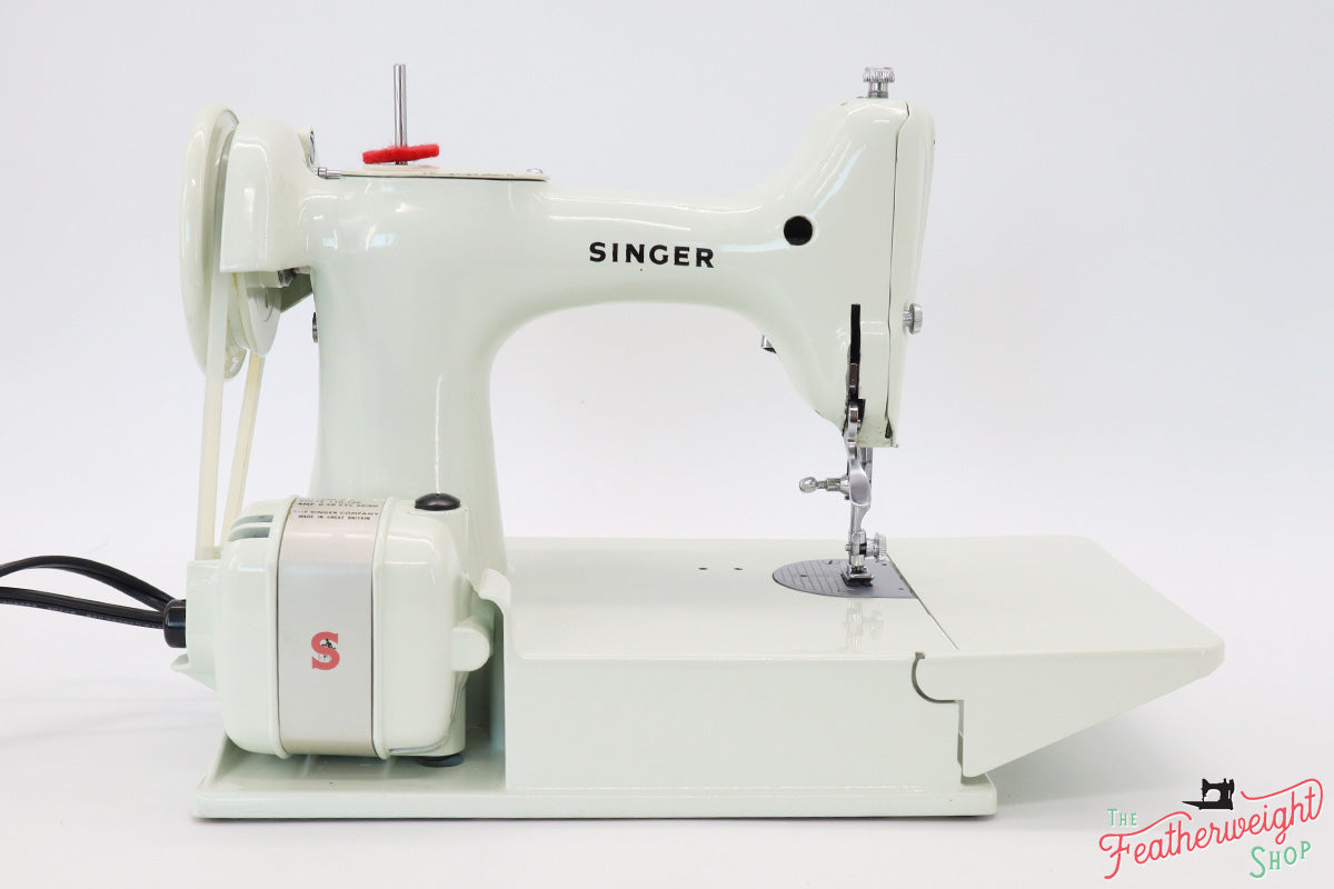 Singer Featherweight 221K Sewing Machine, WHITE EY844***