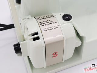 Load image into Gallery viewer, Singer Featherweight 221K Sewing Machine, WHITE EY844***