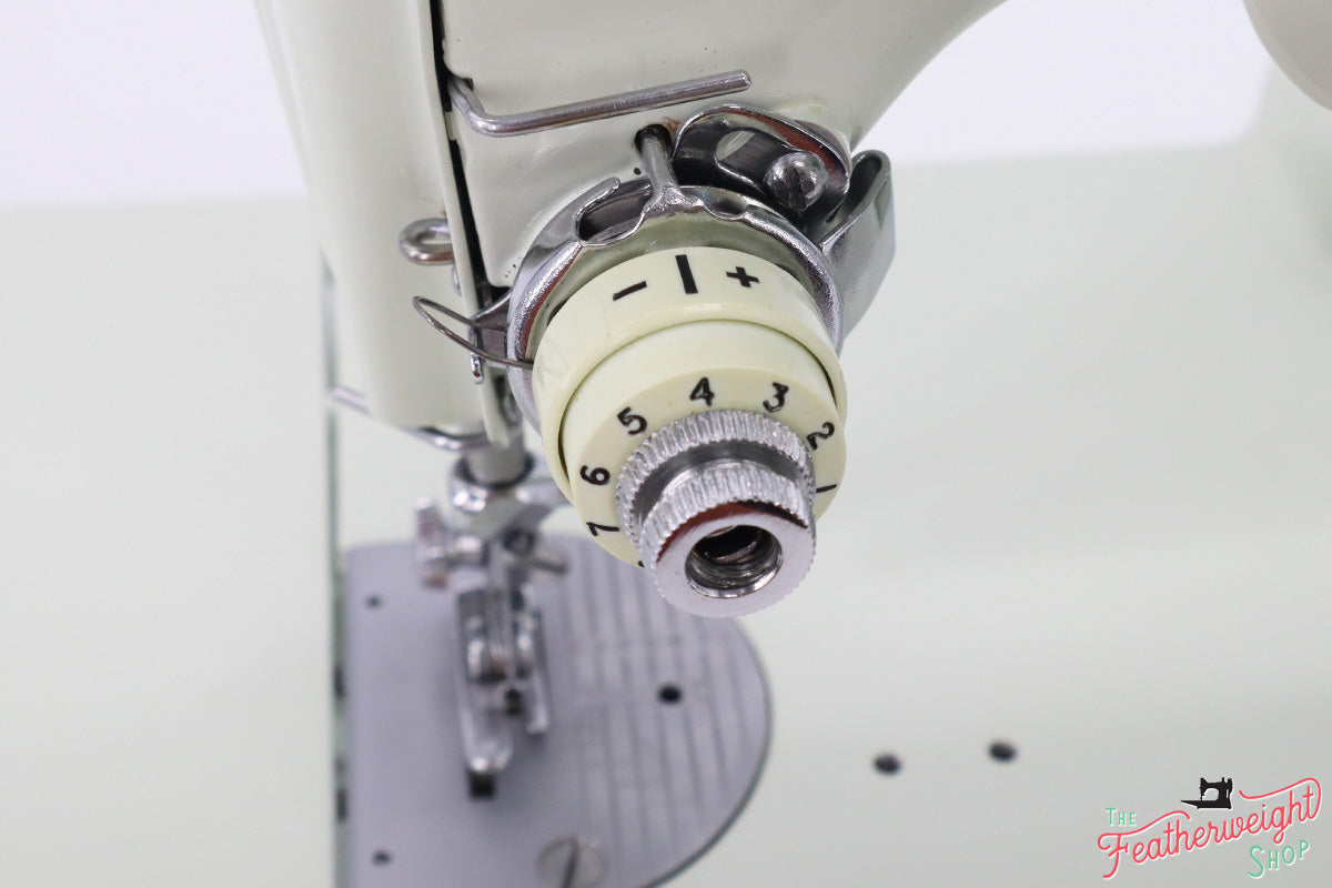 Singer Featherweight 221K Sewing Machine, WHITE EY844***