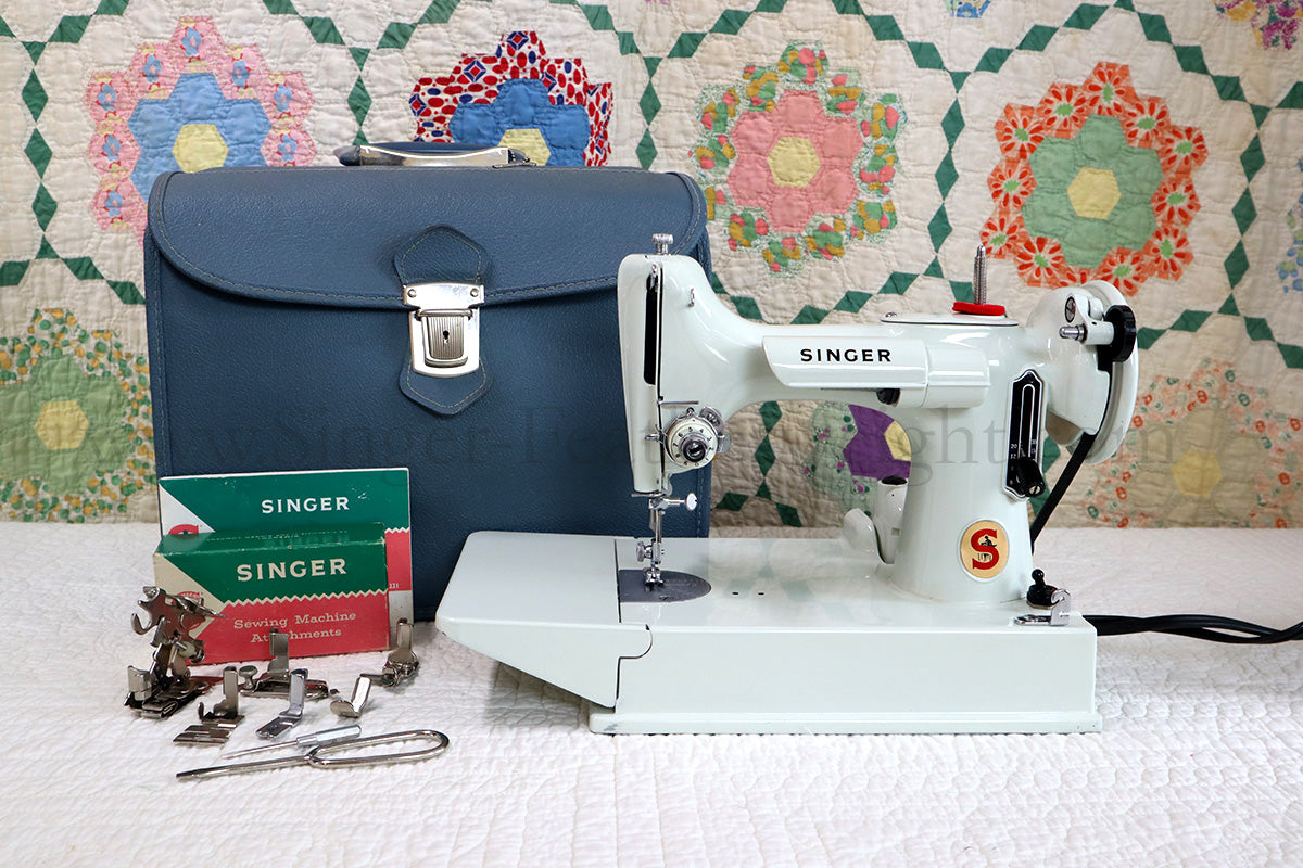 Singer Featherweight 221K Sewing Machine, WHITE EV957***