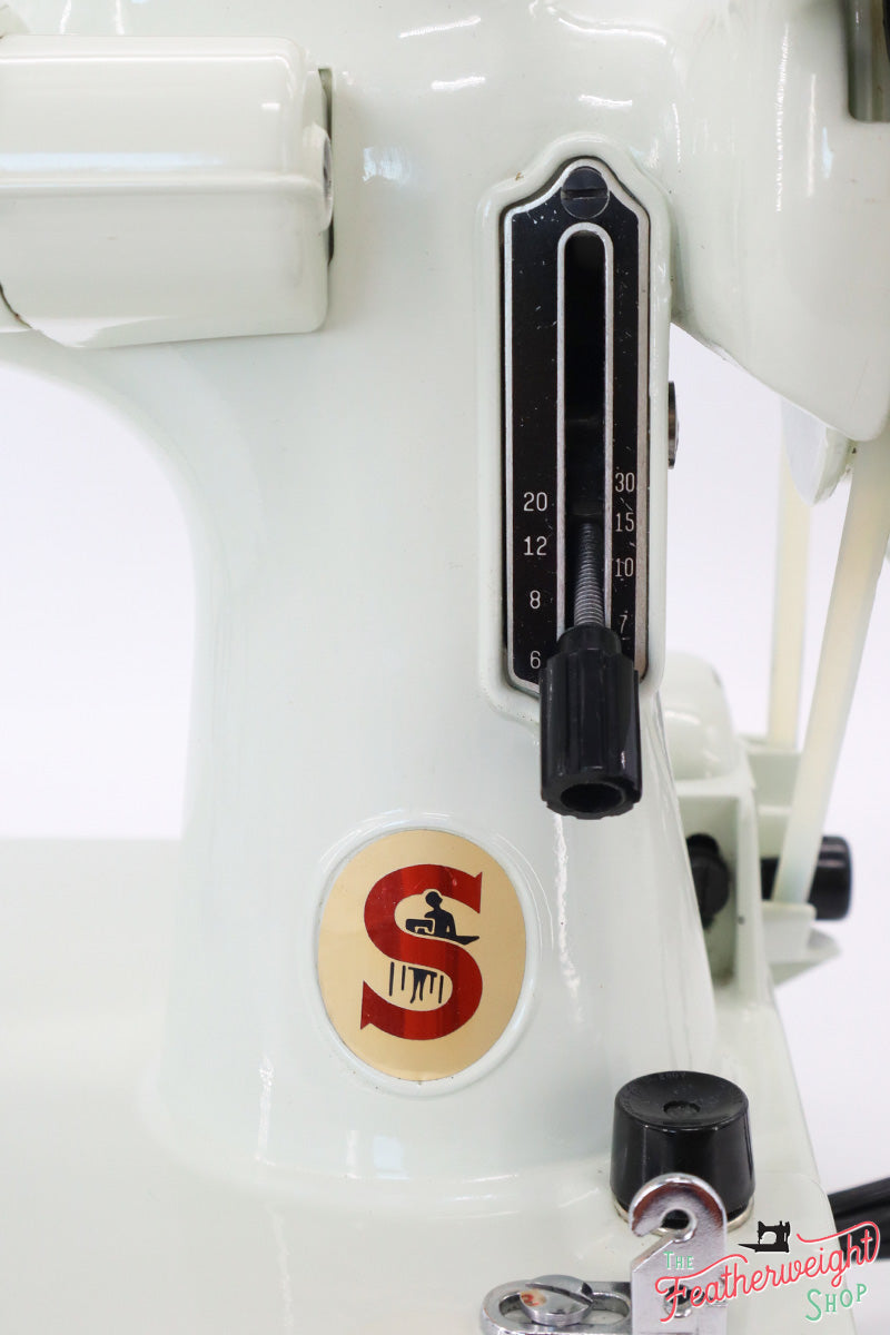 Singer Featherweight 221K Sewing Machine, WHITE EY844***