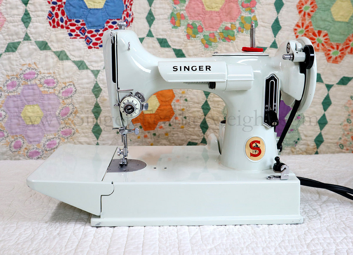 Singer Featherweight 221K Sewing Machine, WHITE EV957***