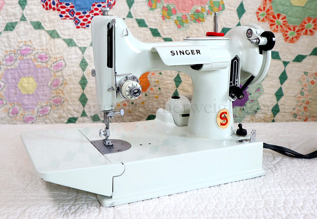 Singer Featherweight 221K Sewing Machine, WHITE EV957***