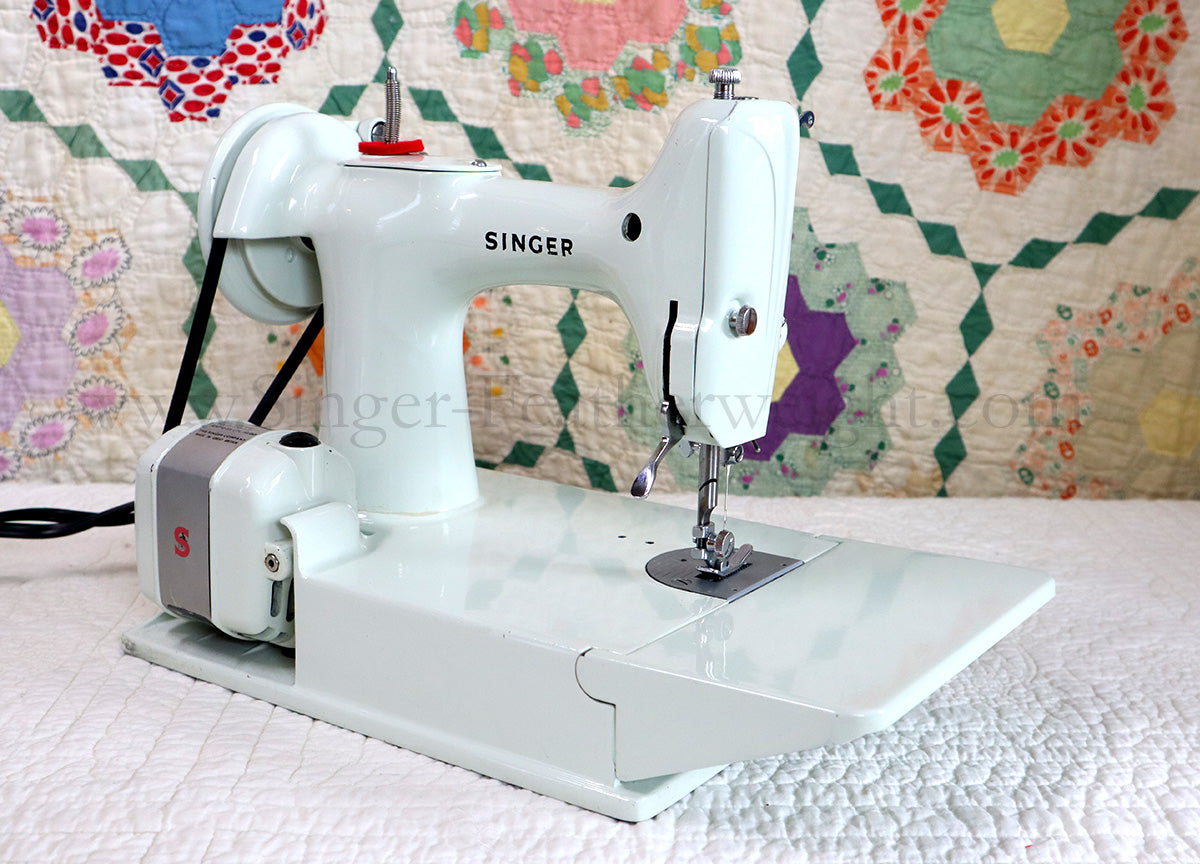 Singer Featherweight 221K Sewing Machine, WHITE EV957***